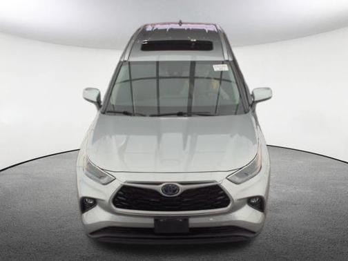 Celestial Silver Metallic 2024 Toyota Highlander Hybrid XLE