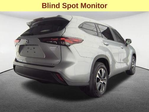 Celestial Silver Metallic 2024 Toyota Highlander Hybrid XLE