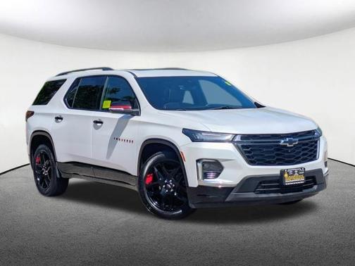 Iridescent Pearl Tricoat 2023 Chevrolet Traverse Premier