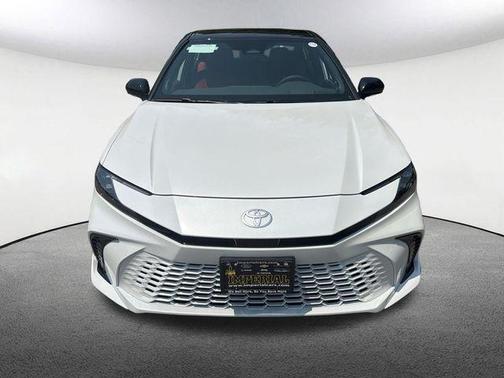 WIND CHILL PEARL WITH MIDNIGHT BLACK MET 2026 Toyota Camry XSE