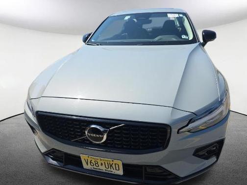 Vapour Grey Metallic 2024 Volvo S60 B5 Core Dark Theme