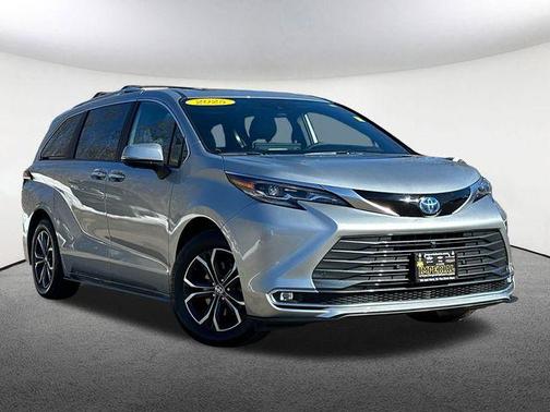 2025 Toyota Sienna Platinum