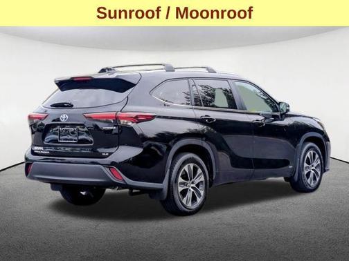 Midnight Black Metallic 2024 Toyota Highlander Hybrid XLE