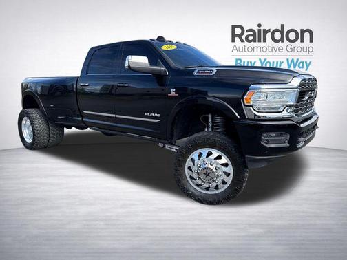 Diamond Black Crystal Pearlcoat 2019 RAM 3500 Limited Crew Cab 4x4 8' Box