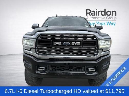 Diamond Black Crystal Pearlcoat 2019 RAM 3500 Limited Crew Cab 4x4 8' Box