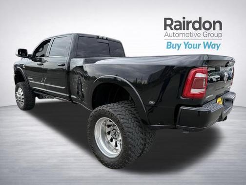 Diamond Black Crystal Pearlcoat 2019 RAM 3500 Limited Crew Cab 4x4 8' Box