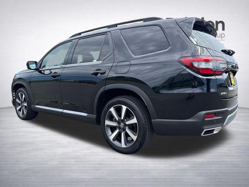 Crystal Black Pearl 2023 Honda Pilot Touring 8-Passenger