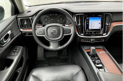 2022 Volvo S60 T5 Momentum