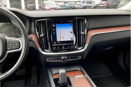 2022 Volvo S60 T5 Momentum