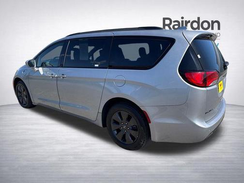 Billet Silver Metallic Clearcoat 2019 Chrysler Pacifica Hybrid Touring L