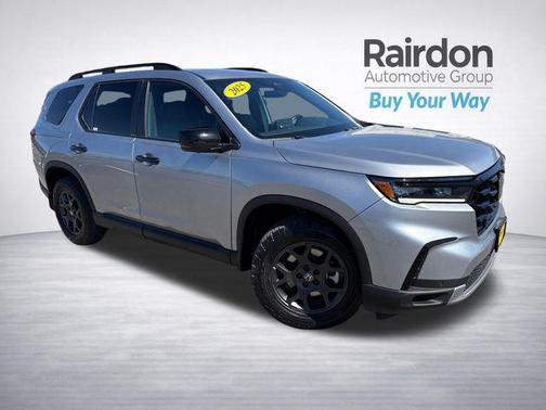 Lunar Silver Metallic 2025 Honda Pilot TrailSport