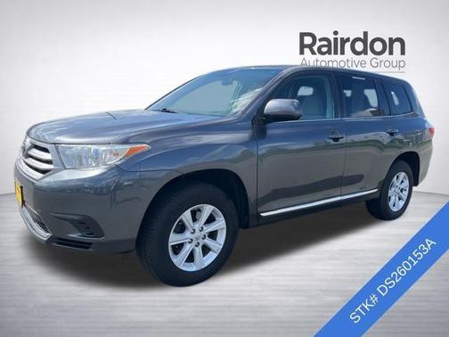 Magnetic Gray Metallic 2013 Toyota Highlander SE
