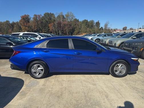 2025 Hyundai ELANTRA SE