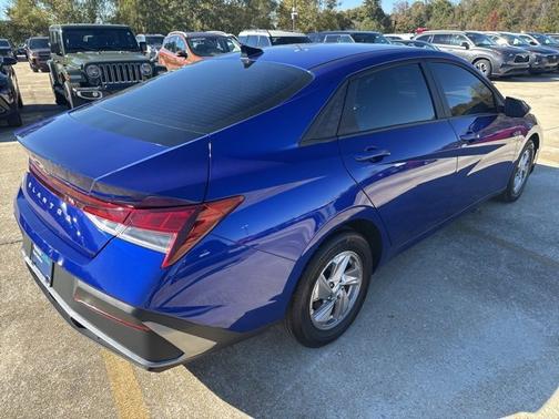 2025 Hyundai ELANTRA SE