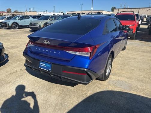 2025 Hyundai ELANTRA SE