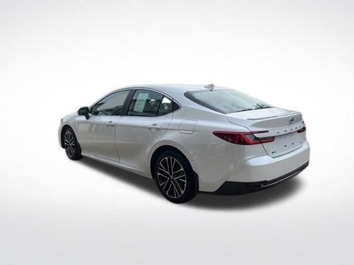 Pearl 2025 Toyota Camry XLE