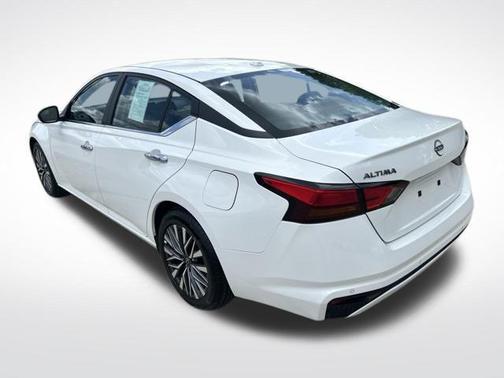 Glacier White 2025 Nissan Altima SV