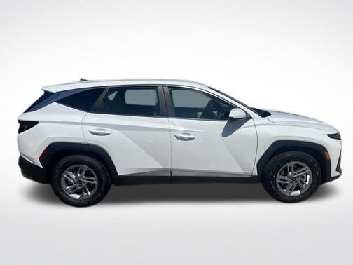 White Pearl 2026 Hyundai TUCSON SE