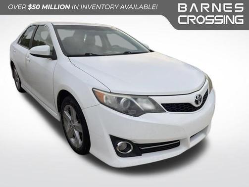 Super White 2014 Toyota Camry SE