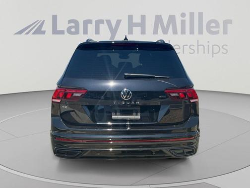 Deep Black Pearl 2022 Volkswagen Tiguan 2.0T SE R-Line Black
