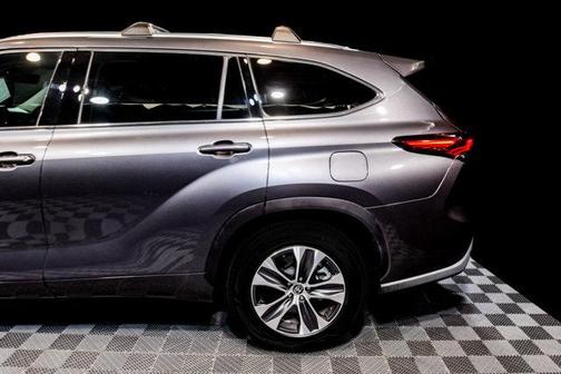 Magnetic Gray Metallic 2021 Toyota Highlander XLE