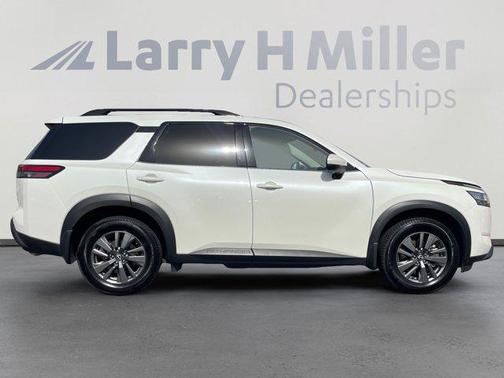 2022 Nissan Pathfinder SV
