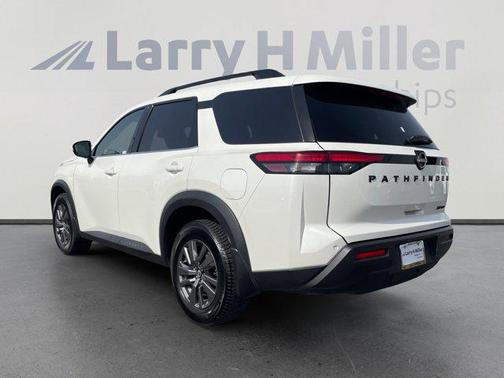 2022 Nissan Pathfinder SV