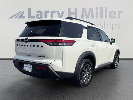 2022 Nissan Pathfinder SV