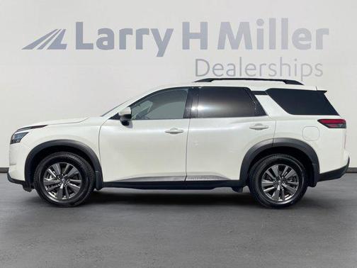 2022 Nissan Pathfinder SV