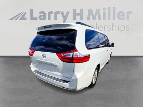 2017 Toyota Sienna XLE