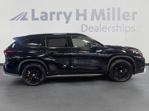 Midnight Black Metallic 2025 Toyota Highlander XSE