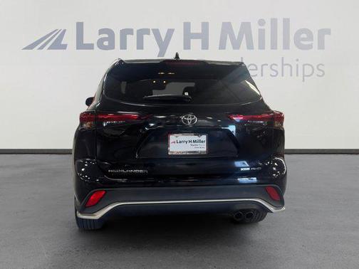 Midnight Black Metallic 2025 Toyota Highlander XSE