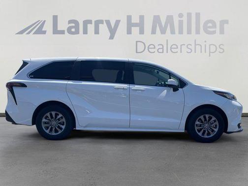 2023 Toyota Sienna LE