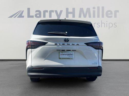 2023 Toyota Sienna LE
