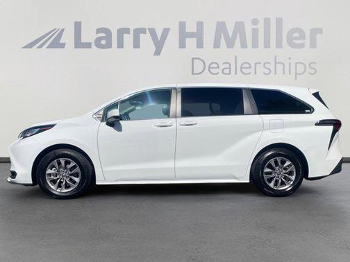 2023 Toyota Sienna LE