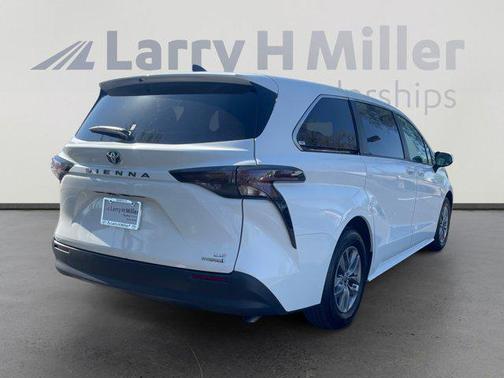2023 Toyota Sienna LE