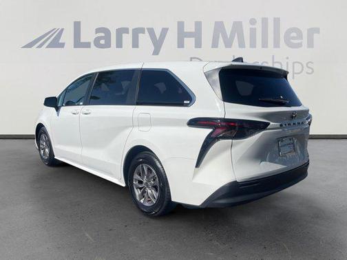 2023 Toyota Sienna LE