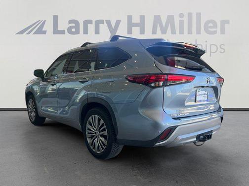 2022 Toyota Highlander Hybrid Platinum