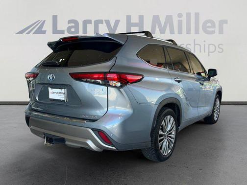 2022 Toyota Highlander Hybrid Platinum