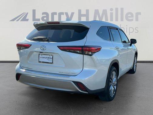White 2023 Toyota Highlander Platinum