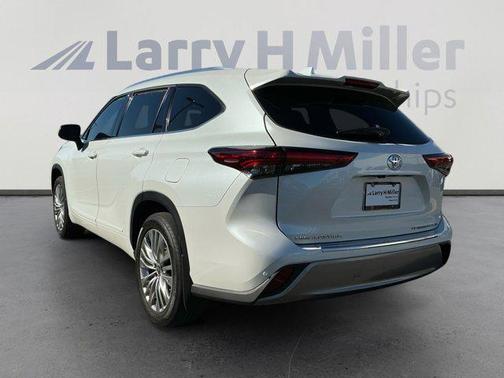 White 2023 Toyota Highlander Platinum