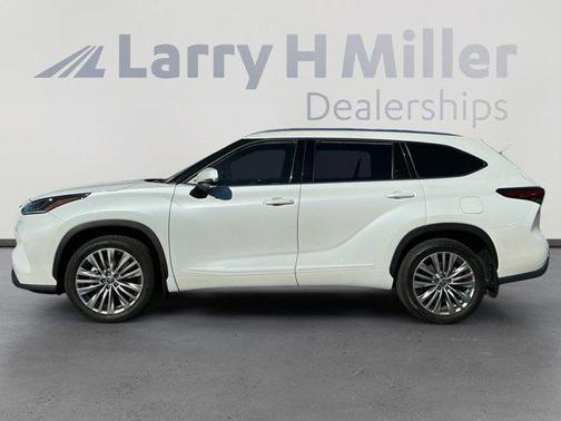 White 2023 Toyota Highlander Platinum