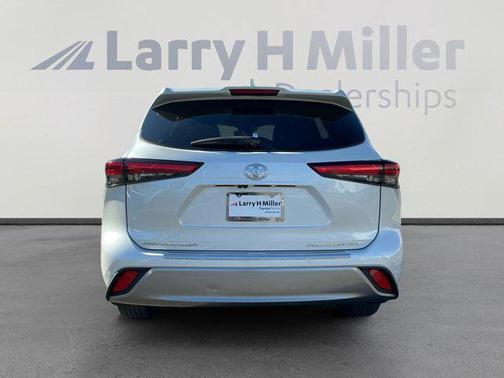 White 2023 Toyota Highlander Platinum