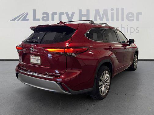 Pearl 2022 Toyota Highlander Platinum