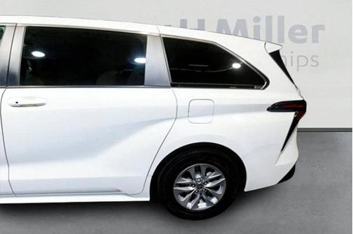 2023 Toyota Sienna LE