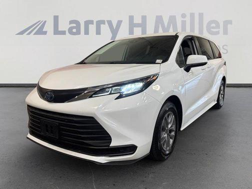 2023 Toyota Sienna LE