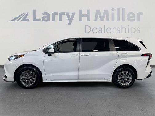 2023 Toyota Sienna LE
