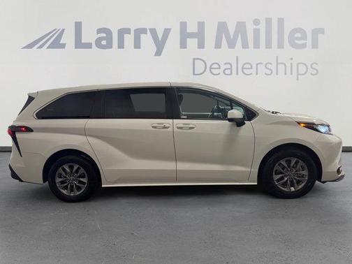 2023 Toyota Sienna LE