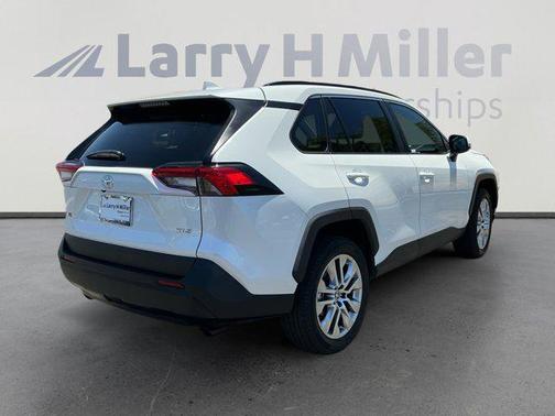 Pearl 2025 Toyota RAV4 XLE Premium