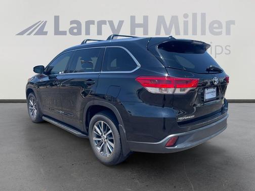Midnight Black Metallic 2019 Toyota Highlander XLE
